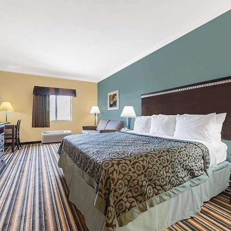 Days Inn By Wyndham Rockdale Texas Екстер'єр фото