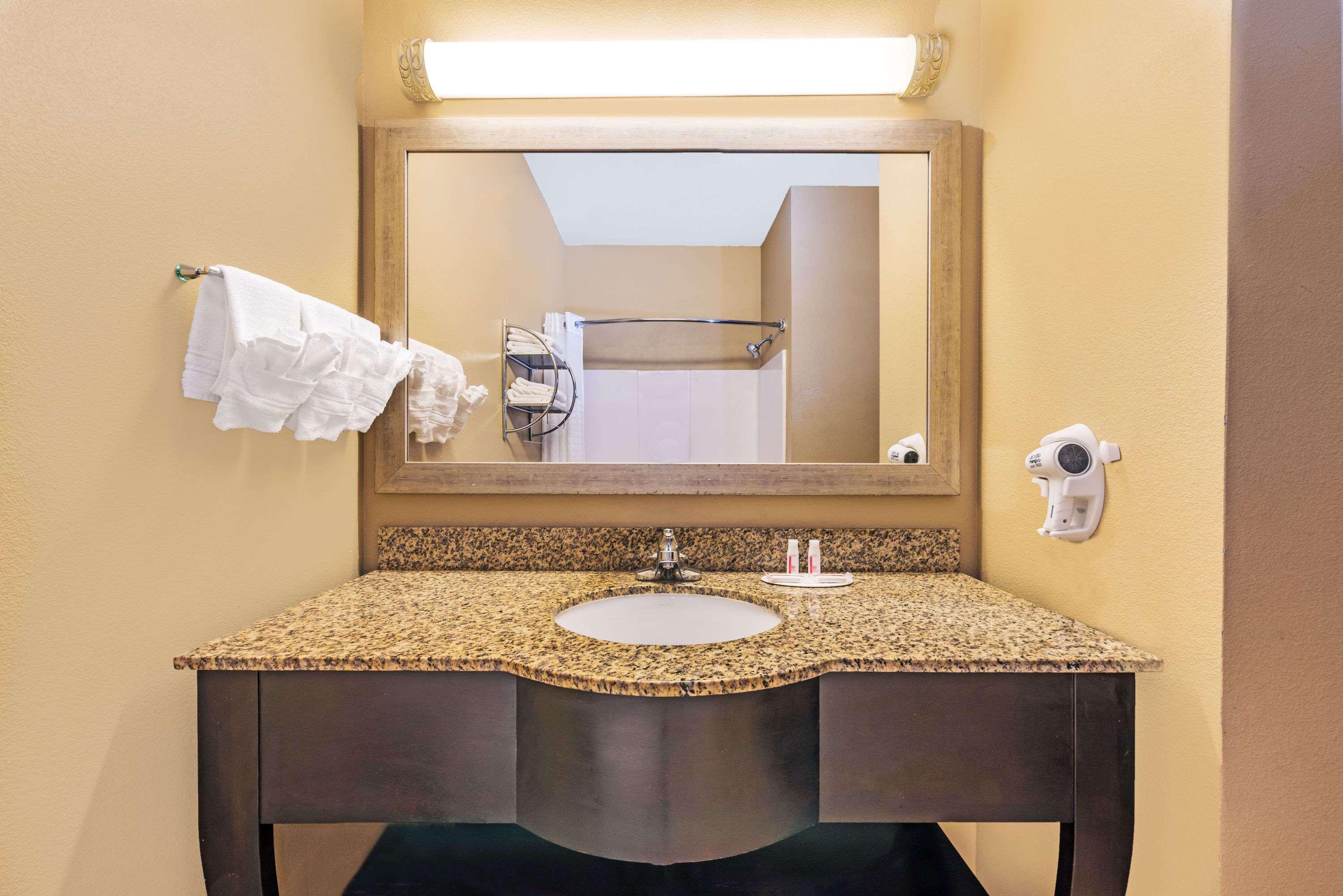 Days Inn By Wyndham Rockdale Texas Екстер'єр фото