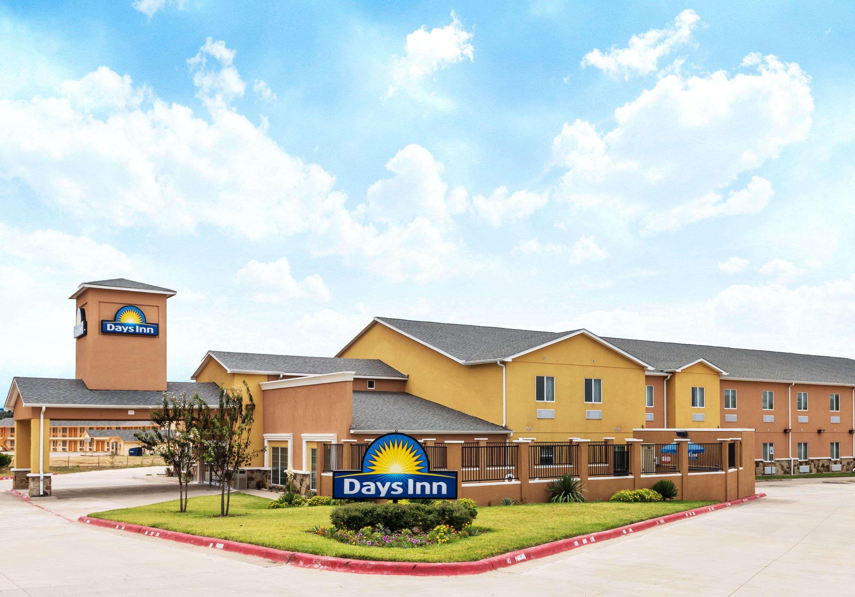 Days Inn By Wyndham Rockdale Texas Екстер'єр фото