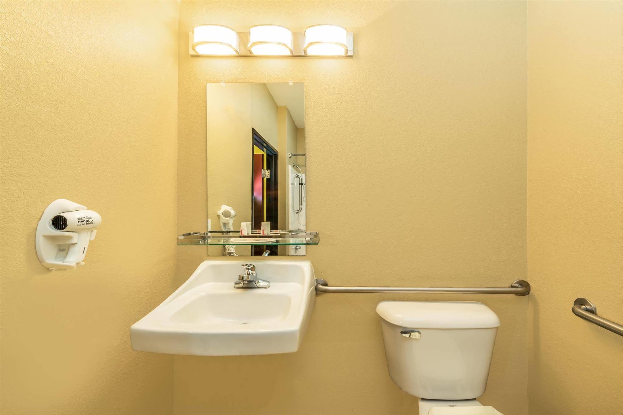 Days Inn By Wyndham Rockdale Texas Екстер'єр фото