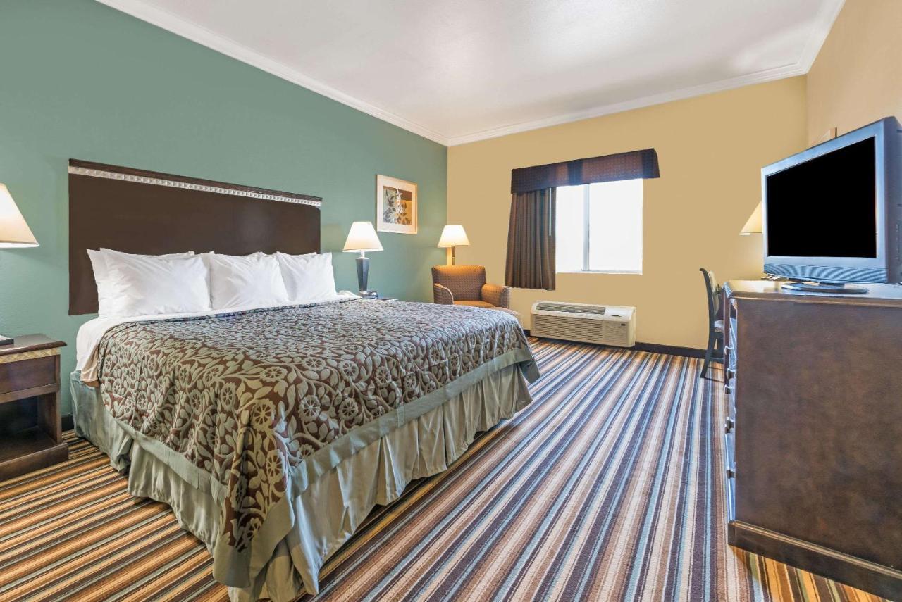 Days Inn By Wyndham Rockdale Texas Екстер'єр фото